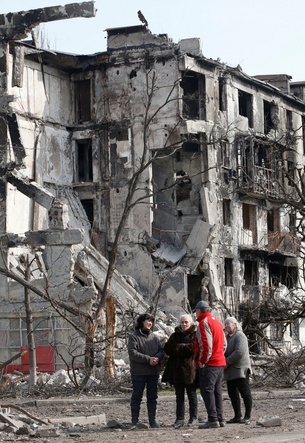 ▲우크라이나 남부 항구도시 마리우폴에서 지역 주민들이 17일(현지시간) 전쟁으로 파괴된 아파트 앞에서 얘기하고 있다. 로이터연합뉴스
