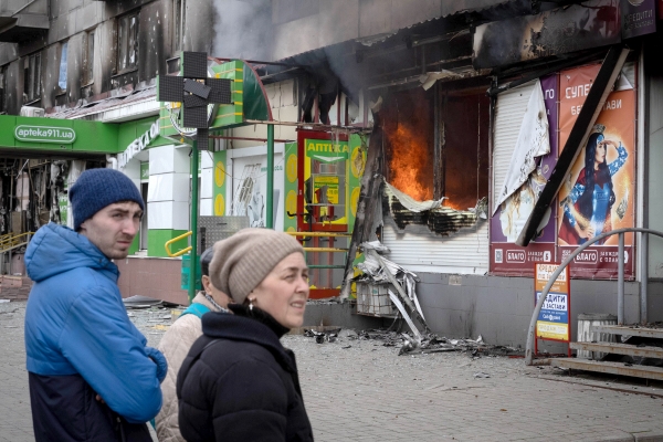 ▲우크라이나 돈바스에서 17일 시민들이 불타는 마을을 보고 있다. 돈바스/타스연합뉴스
