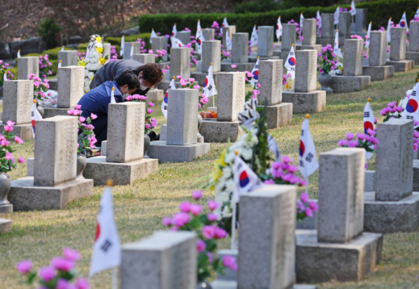 ▲4.19 혁명 62주년을 하루 앞둔 18일 서울 강북구 4.19 민주묘지를 찾은 4.19 희생자 유족들이 참배를 하고 있다.  (연합뉴스)