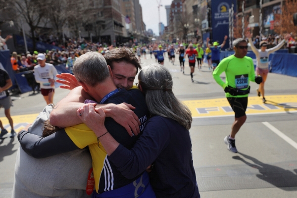 ▲미국 보스턴 마라톤 대회가 18일(현지시간) 열린 가운데 2013년 대회 당시 폭탄 테러로 동생 마틴을 잃은 헨리 리처드가 완주하고 나서 가족들과 포옹하고 있다. 보스턴/로이터연합뉴스 