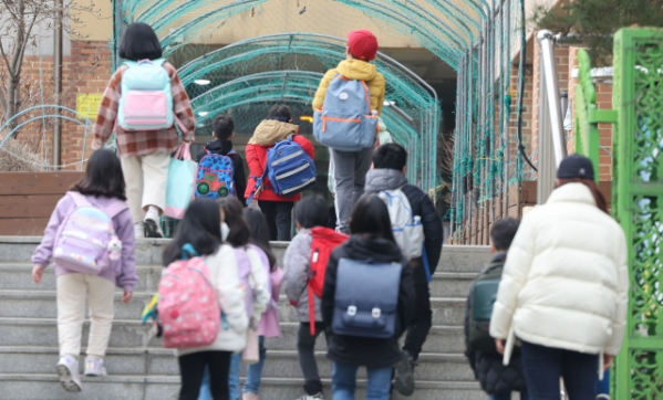 ▲지난 달 11일 오전 서울의 한 초등학교에서 학생들이 등교하고 있는 모습 (연합뉴스)