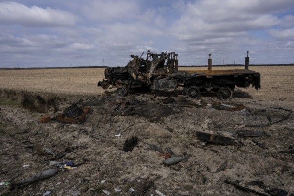 ▲러시아군 트럭이 3월 27일(현지시간) 우크라이나 수도 키이우 외곽의 한 옥수수 밭에 불에 탄 채 서 있다. AP뉴시스