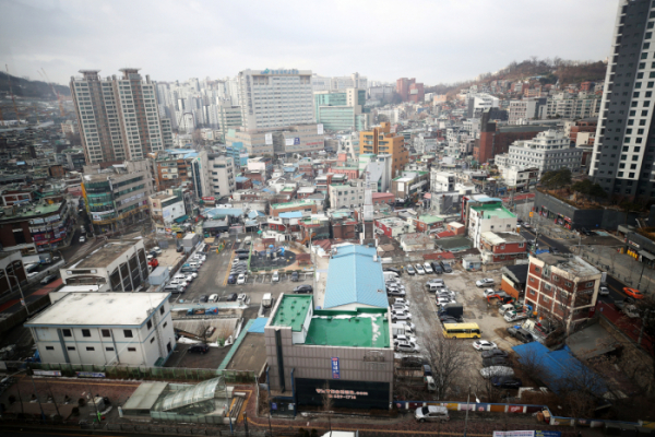 ▲올해 하반기 알짜 사업지를 따내기 위한 건설사들의 움직임이 분주하다. 서울 동작구 흑석2구역의 모습. (뉴시스)