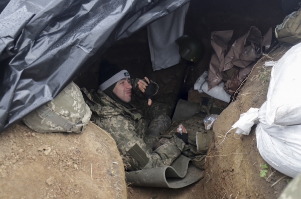 ▲18일 우크라이나 군인이 돈바스 평원의 참호에서 밖을 내다보고 있다. (연합뉴스/EPA)
