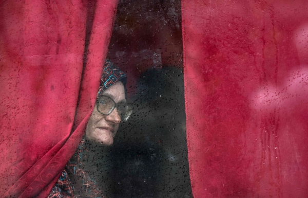 ▲13일 우크라이나 돈바스 지역을 떠나는 버스에서 한 여성이 창밖을 바라보고 있다. (연합뉴스/EPA)
