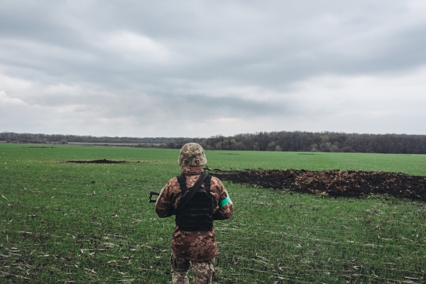 ▲12일 우크라이나 군인이 돈바스의 평원을 걷고 있다. (연합뉴스/EPA)
