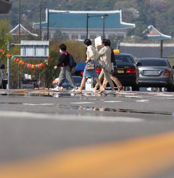 ▲(연합뉴스) 11일 오후 서울 종로구 세종대로 위로 아지랑이가 피어오르고 있다.
