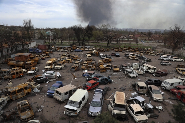 ▲우크라이나 마리우폴에서 18일 불에 탄 차량들이 주차장에 놓여 있다. 마리우폴/AP뉴시스
