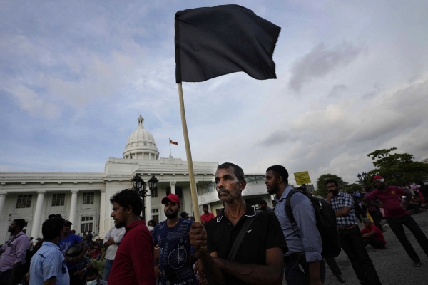 ▲스리랑카 콜롬보에서 19일(현지시간) 시위자가 검은 깃발을 들고 있다. 콜롬보/AP뉴시스
