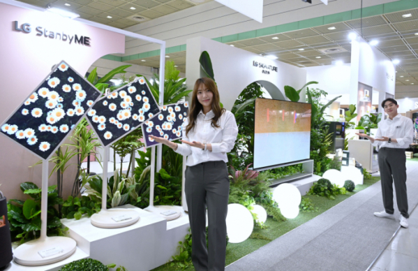 ▲LG전자가 22일까지 서울 코엑스에서 열리는 월드IT쇼 2022에 참가해 혁신 라이프스타일을 경험할 수 있는 전시 공간을 마련했다. LG전자 모델들이 LG 스탠바이미, LG 시그니처 올레드 8K 등을 소개하고 있다. (사진제공=LG전자)