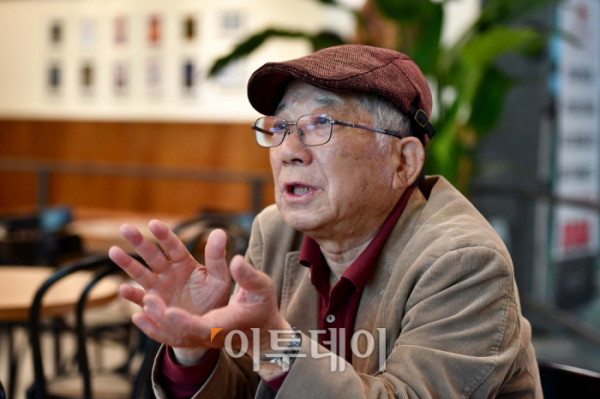 ▲나태주 시인이 19일 서울 강남구 도곡동의 한 카페에서 이투데이와 인터뷰를 갖고 있다. 신태현 기자 holjjak@ (이투데이DB)