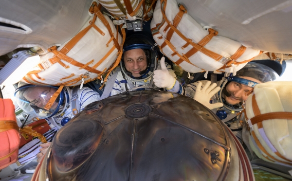 ▲국제우주정거장(ISS)에서 임무를 수행해온 미국인 마크 반데 하이(왼쪽)와 러시아 동료 안톤 슈카플레로프(가운데), 표트르 두브로프 등 세 우주비행사가 지난달 30일(현지시간) 러시아 우주선 ‘소유스 MS-19’ 귀환 캡슐을 타고 지구로 무사히 돌아온 뒤 환한 표정을 짓고 있다.  사진제공 나사
