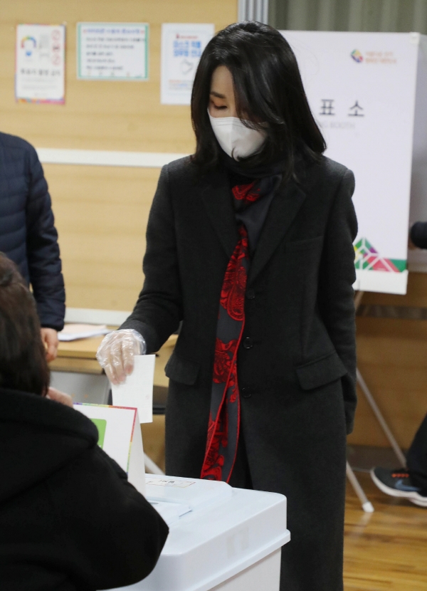▲(뉴시스) 윤석열 대통령 당선인 배우자 김건희 씨가 지난 3월 4일 오전 사전투표소에서 투표함에 투표용지를 넣고 있다.
