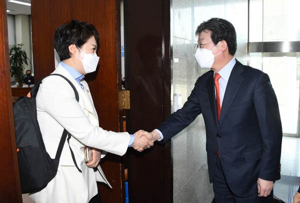 ▲악수하는 김은혜 국민의힘 의원(왼쪽)과 유승민 전 의원(오른쪽)(연합뉴스)
