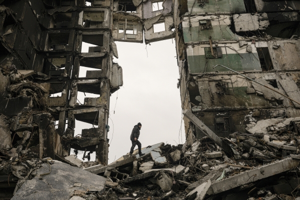 ▲5일 우크라이나 주민이 전쟁 중 파괴된 아파트에서 소지품을 찾고 있다.(Borodyanka/AP연합뉴스)
