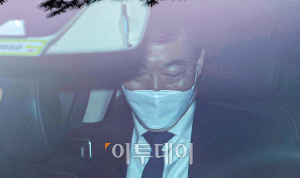 ▲사의를 표명한 김오수 검찰총장이 22일 오후 대검 청사를 빠져나가고 있다.  ( 조현호 기자 hyunho)