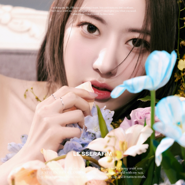 ▲르세라핌 '블루 시프레' 사쿠라(사진제공=쏘스뮤직)