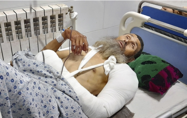 ▲아프가니스탄 쿤두즈의 한 병원에서 22일(현지시간) 폭발 사고 피해자가 누워 있다. 쿤두즈/AP연합뉴스
