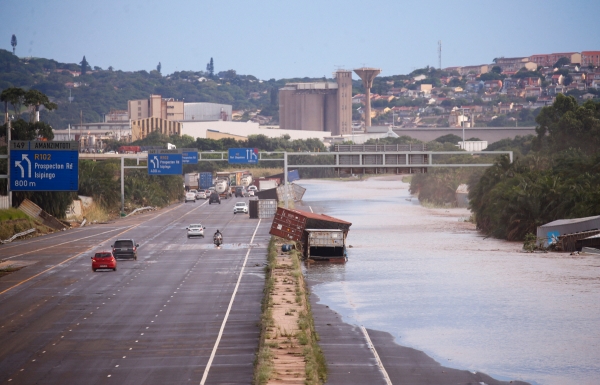 ▲남아프리카공화국 항구도시 더반 인근의 한 고속도로가 12일 홍수로 물에 잠겨 있다. 더반/로이터연합뉴스 
