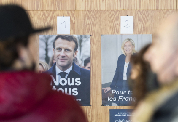 ▲캐나다 몬트리올에 설치된 프랑스 대선 재외국민 투표소에 23일(현지시간) 에마뉘엘 마크롱(왼쪽) 대통령과 마린 르펜 국민연합(NR) 후보의 포스터가 붙어 있다. 몬트리올/AP뉴시스