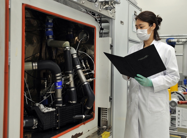 ▲코오롱인더스트리 연구원이 현대차의 차세대 수소연료전지 시스템에 공급되는 수분제어장치의 성능을 테스트하고 있다. (사진제공=코오롱인더스트리)