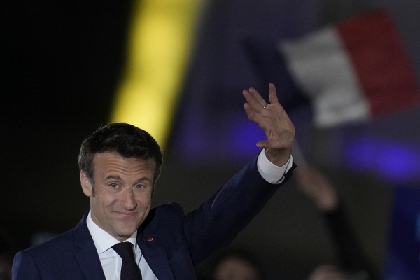 ▲에마뉘엘 마크롱 프랑스 대통령이 24일(현지시간) 파리에서 유권자들과 승리의 기쁨을 누리고 있다. 파리/AP연합뉴스
