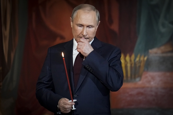 ▲블라디미르 푸틴 러시아 대통령이 24일(현지시간) 모스크바 부활절 행사에 참석해 생각에 잠겨 있다. 모스크바/AP뉴시스
