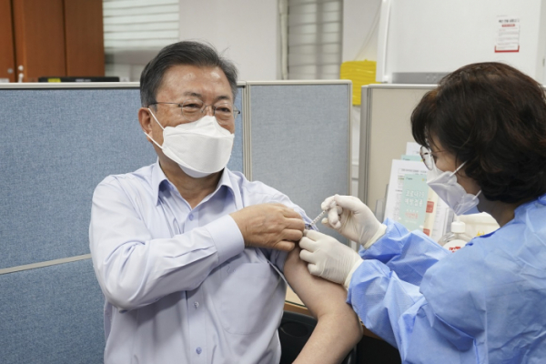 ▲<YONHAP PHOTO-3897> 코로나 백신 4차 접종하는 문 대통령    (서울=연합뉴스) 문재인 대통령이 25일 오전 서울 종로구보건소에서  화이자사의 백신으로 신종 코로나바이러스 감염증(코로나19) 4차 예방접종을 하고 있다. 2022.4.25 [청와대 제공, 재판매 및 DB 금지]    seephoto@yna.co.kr/2022-04-25 10:33:28/<저작권자 ⓒ 1980-2022 ㈜연합뉴스. 무단 전재 재배포 금지.>