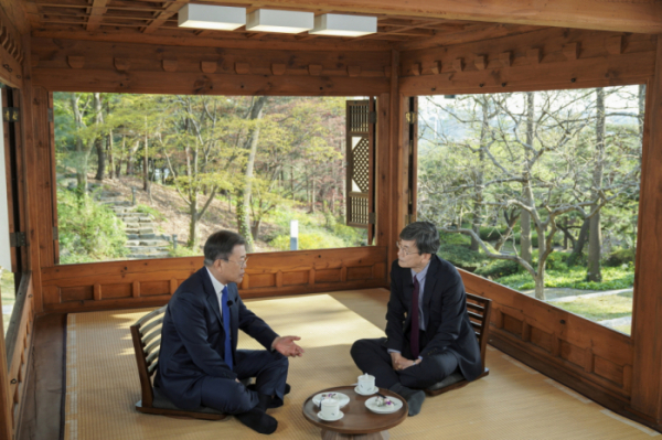 ▲청와대 침류각에서 대담하는 문재인 대통령과 손석희 전 앵커(사진제공=JTBC)