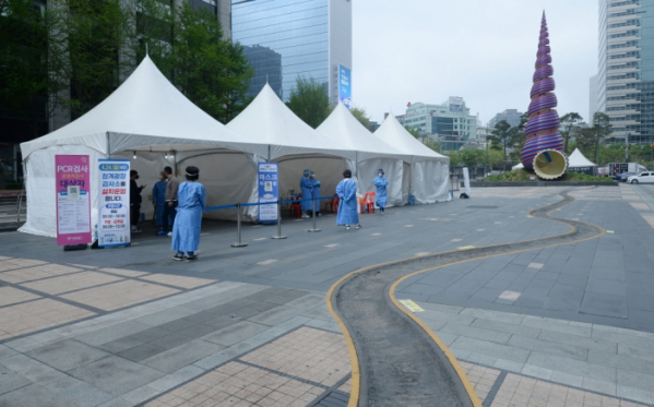 ▲24일 서울 청계광장에 마련된 코로나19 선별 검사소가 한산한 모습을 보이고 있다.(이투데이DB)