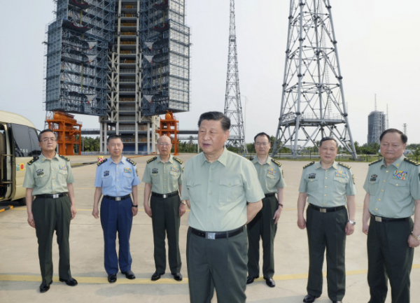 ▲시진핑 중국 국가주석이 12일 남부 하이난성에 위치한 원창 우주발사장을 시찰하고 있다. 원창/신화연합뉴스