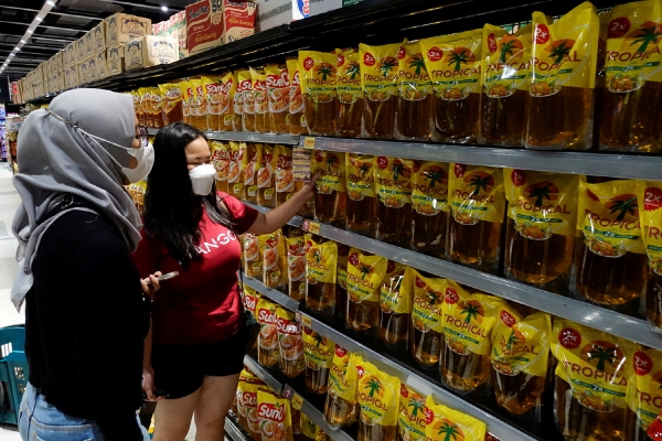 ▲인도네시아 자카르타의 한 슈퍼마켓에서 두 여성이 야자유로 만든 식용유를 쇼핑하고 있다. (자카르타/로이터연합뉴스)