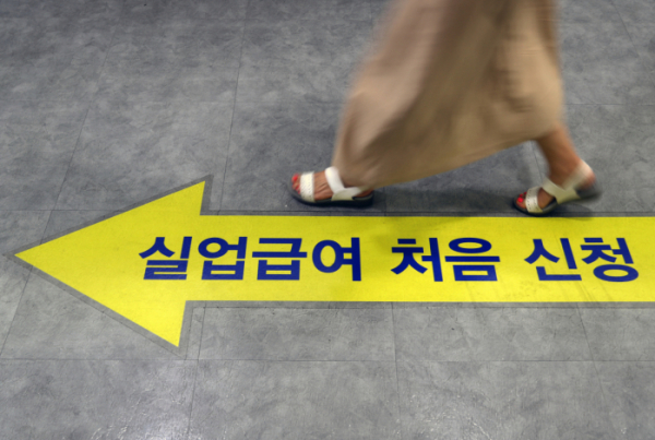 ▲2021년 7월 13일 서울서부고용복지플러스센터를 찾은 구직자가 상담을 받으러 가고 있다. (뉴시스)