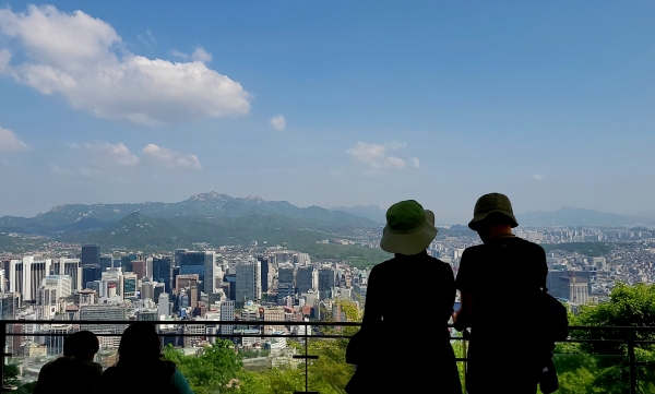 ▲26일 남산을 찾은 시민들(연합뉴스)
