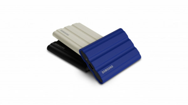 ▲포터블 SSD ‘T7 실드’(Shield)는 업계 최대 수준의 읽기 속도, 연속 쓰기 속도를 지원한다. PC, 맥, 스마트폰 등 다양한 장치와도 호환이 가능하다.  (사진제공=삼성전자)