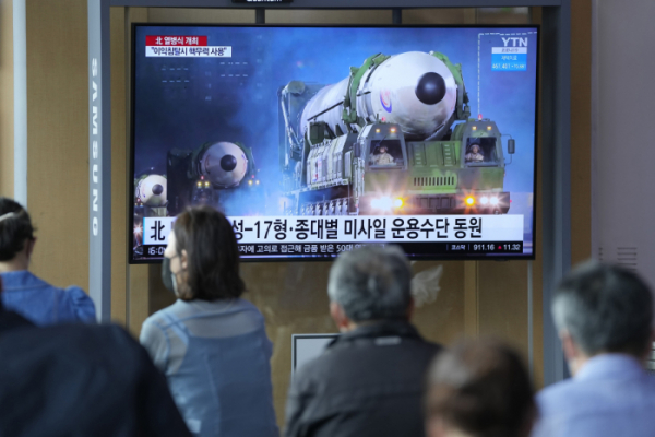 ▲서울에서 26일 시민들이 북한 열병식 개최 보도를 보고 있다. 서울/AP뉴시스