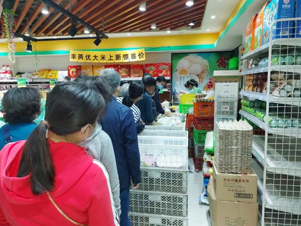 ▲(연합뉴스)  26일 일부 지역이 봉쇄된 중국 베이징 차오양구에서 봉쇄 구역 바깥에 위치한 마트가 아침부터 물건을 사려는 손님들로 붐비고 있다.
