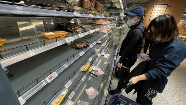 ▲(연합뉴스) 중국 상하이시의 한 슈퍼마켓 고기 코너가 거의 비어 있다.
