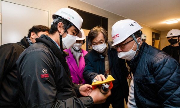 ▲'강남 센트럴 아이파크' 조합과 시공관계자, 외부 안전진단기관이 세대 내부를 점검하고 있다. (자료제공=HDC현대산업개발)