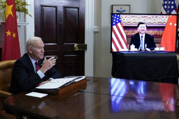 ▲조 바이든 미국 대통령이 지난해 11월 15일 시진핑 중국 국가주석과 화상 회담을 하고 있다. 워싱턴D.C./AP뉴시스
