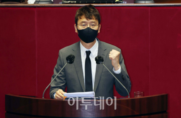 ▲국민의힘 김웅 의원이 28일 필리버스터를 하고 있다.