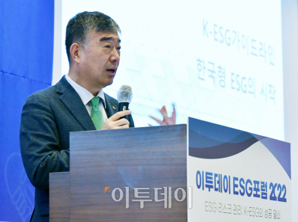 ▲안완기 한국생산성본부 회장이 28일 서울 여의도 전경련회관 다이아몬드홀에서 열린 ‘이투데이 ESG포럼 2022’에서 ‘K-ESG 가이드라인, 한국형 ESG의 시작’을 주제로 기조발표를 하고 있다.  신태현 기자 holjjak@
