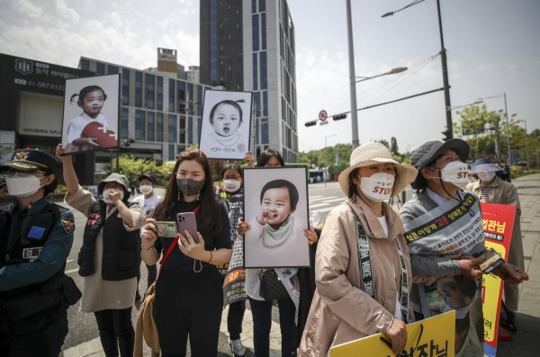 ▲28일 오전 서울 서초구 대법원 앞에서 ‘정찾사(정인이를찾는사람들)’ 관계자들이 대법원 판결에 항의하고 있다.(뉴시스)
