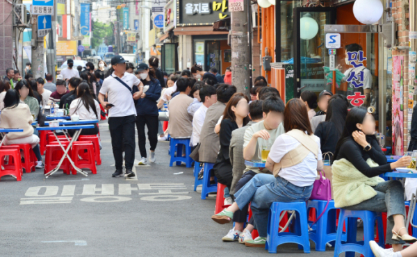 ▲거리두기가 전면 해제되고 첫 주말인 24일 서울 을지로 노가리골목을 찾은 시민들이 맥주를 마시며 주말을 즐기고 있다.(이투데이DB)