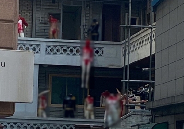▲서울 금천구 가산동의 한 다세대주택에 설치된 빨간 마네킹(출처=온라인커뮤니티)
