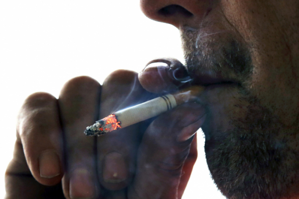 ▲매사추세츠주 웨드민스터에서 한 남자가 담배를 피우고 있다. 웨드민스터/AP뉴시스