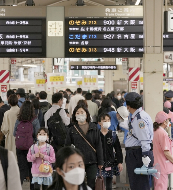 ▲29일 골든위크를 맞아 여행객으로 붐비는 일본 도쿄역의 모습.(연합뉴스)
