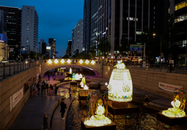 ▲불기 2566년을 기념해 26일 서울 청계천에 연등이 설치돼 있다. (연합뉴스)