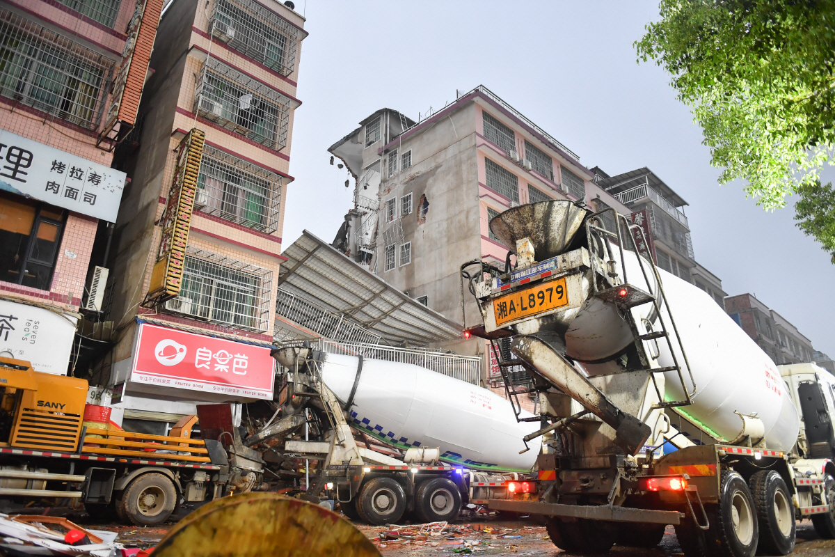 ▲중국 후난성 창사에서 지난달 30일 구조 차량들이 건물 붕괴 현장에 모이고 있다. 창사/신화뉴시스
