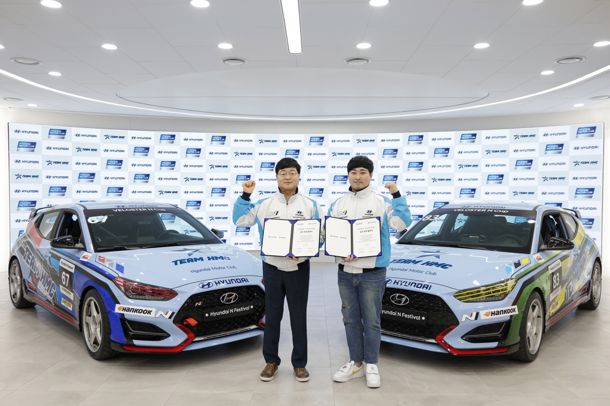 ▲현대자동차는 서울시 강남구에 위치한 오토웨이타워에서 현대차 국내사업본부장 유원하 부사장, ‘TEAM HMC(Hyundai Motor Club)’ 레이싱팀 김주현 단장 등이 참석한 가운데 ‘현대차-TEAM HMC 후원 협약식’을 진행했다고 2일(월) 밝혔다. 왼쪽부터 현대차 국내사업본부장 유원하 부사장, TEAM HMC 레이싱팀 김주현 단장 (현대자동차 제공)